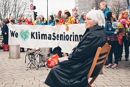 CEDH Strasbourg, le 29.03.2023. Marie Budry, une des plaignantes, est assise devant les membres de l’association en attendant le début de l’audience. © Shervine Nafissi