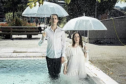 Aude et Vincent Gilliéron,frère et souers,comédiens et chanteurs de comédies musicales. Ici à la piscine de Moudon, haut lieu de leur enfance