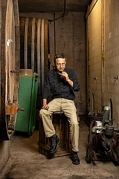 Dardagny, le 8 octobre 2023. Portrait du vigneron Bernard Vuagnat-Mermier du Domaine de la Donzelle, photographié ici dans la cave de sa ferme de 1847. Il remporte le Prix du meilleur gamay du Grand Prix du vin suisse. Photo Pierre Albouy/Tribune de Genève