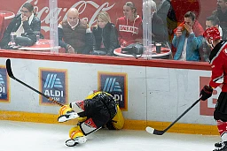 Le defenseur bernois Jesse Zgraggen, centre, heurte violemment la balustrade, lors du match du championnat suisse de hockey sur glace de National League entre Lausanne HC et SC Bern le dimanche 22 octobre 2023 a la patinoire de la Vaudoise arena a Lausanne. (KEYSTONE/Pierre Albouy)