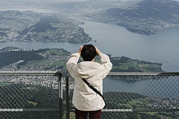 Frau Wei Hong fotografiert das Panorama sichtbar vom Pilatus. 17.9.2023