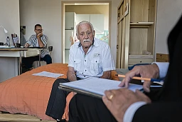 Michel lors de son rendez-vous avec l’agent des pompes funèbres.