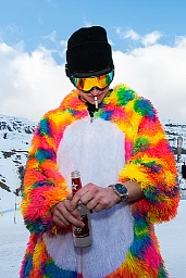 Noah im bunten Overall