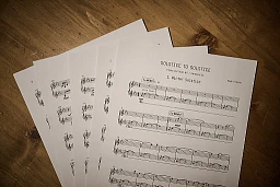 Les partitions d'Alain Roche photographiées avant de partir pour Münich en Allemagne pour se produire avec son piano tête en bas pendant 182 jours, lundi 11 décembre 2023 à Serrayer près de Verbier. Les partitions d'Alain Roche photographiées avant de partir pour Münich en Allemagne pour se produire avec son piano tête en bas pendant 182 jours, lundi 11 décembre 2023 à Serrayer près de Verbier.