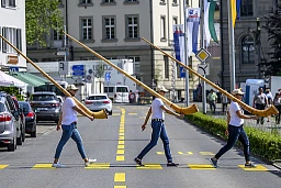 Alphornbläserinnen auf dem Weg zur Ihrem Auftritt. Alphornbläserinnen auf dem Weg zur Ihrem Auftritt.