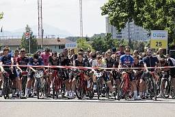 WETZIKON, 24.06.2023 - Vor dem Start des Gino Mäder Memorial Ride gab es eine Schweigeminute. Im Bild links Stefan Küng, ganz rechts Fabian Cancellara. Hunderte Radprofis und Amateure fuhren am SA den Memorial Ride von Wetzikon auf die Offene Rennbahn in Zuerich-Oerlikon. Die Schweizer Radsportszene nahm am SA 24.06.2023 auf der Offenen Rennbahn Abschied von Gino Mäder, der am 16.06.2023 nach einem Sturz tags zuvor an der Tour de Suisse 26jährig verstorben war. WETZIKON, 24.06.2023 - Vor dem Start des Gino Mäder Memorial Ride gab es eine Schweigeminute. Im Bild links Stefan Küng, ganz rechts Fabian Cancellara. Hunderte Radprofis und Amateure fuhren am SA den Memorial Ride von Wetzikon auf die Offene Rennbahn in Zuerich-Oerlikon. Die Schweizer Radsportszene nahm am SA 24.06.2023 auf der Offenen Rennbahn Abschied von Gino Mäder, der am 16.06.2023 nach einem Sturz tags zuvor an der Tour de Suisse 26jährig verstorben war.