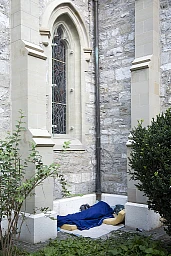 Genève, le 3 octobre 2023.
Eglise Anglicane, Holy Trinity Church, 14 bis rue du Mt-Blanc.
L'édifice vient d'être rénover.
Un SDF au réveil.
©Frank Mentha