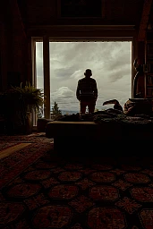 Nächster Frühjahr ist es Zeit, wieder nach Nepal zu reisen - Oswald Oelz am grossen Fenster in seinem Büro oberhalb von Hinwil. Nächster Frühjahr ist es Zeit, wieder nach Nepal zu reisen - Oswald Oelz am grossen Fenster in seinem Büro oberhalb von Hinwil.