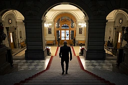 Après douze années au sein du Conseil fédéral, le président de la Confédération, Alain Berset, quitte le Palais fédéral à l'issue de sa dernière intervention au Conseil des États en tant que membre du Conseil fédéral, lors de la session d'hiver des Chambres fédérales, le jeudi 21 décembre 2023 à Berne. (KEYSTONE/Anthony Anex) Après douze années au sein du Conseil fédéral, le président de la Confédération, Alain Berset, quitte le Palais fédéral à l'issue de sa dernière intervention au Conseil des États en tant que membre du Conseil fédéral, lors de la session d'hiver des Chambres fédérales, le jeudi 21 décembre 2023 à Berne. (KEYSTONE/Anthony Anex)