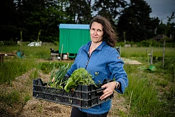 Gland, mercredi 17 mai 2023, projet terroir, série de portrait de personnes pratiquant le jardinage, tu plantes quoi ?, quels est notre rapport au jardinage et au travail de la terre, portrait de Valérie Bujes, elle jardine "Au Potager" à Gland, photos Cédric Sandoz Gland, mercredi 17 mai 2023, projet terroir, série de portrait de personnes pratiquant le jardinage, tu plantes quoi ?, quels est notre rapport au jardinage et au travail de la terre, portrait de Valérie Bujes, elle jardine "Au Potager" à Gland, photos Cédric Sandoz