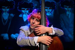 Louise Knobil, jeune bassiste électro et contrebassiste, pose ici au Casino de Rolle sur la scène ou elle va se produire.. Louise Knobil, jeune bassiste électro et contrebassiste, pose ici au Casino de Rolle sur la scène ou elle va se produire..