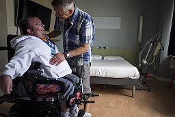 21/08/2021 - France / Besançon - Gaspard, assistant sexuel et un bénéficiaire handicapé, partagent un moment d'intimité. Matthieu Zellweger / HAYTHAM PICTURES 21/08/2021 - France / Besançon - Gaspard, assistant sexuel et un bénéficiaire handicapé, partagent un moment d'intimité. Matthieu Zellweger / HAYTHAM PICTURES