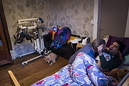 16/12/2021 - Suisse / Yens - Gaspard, assistant sexuel et un bénéficiaire handicapé partagent un moment d'intimité. Matthieu Zellweger / HAYTHAM PICTURES 16/12/2021 - Suisse / Yens - Gaspard, assistant sexuel et un bénéficiaire handicapé partagent un moment d'intimité. Matthieu Zellweger / HAYTHAM PICTURES