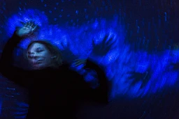 20/01/2017 - Morat / Suisse - Une femme pose pour illustrer un rêve serein dans un couloir illuminé de lumière bleue durant la fête des lumières.