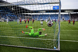 L'attaquant lausannois Kaly Sene marque le deuxième but sur penalty face au gardien balois Marwin Hitz lors de la rencontre du championnat de football de Super League entre le FC Lausanne-Sport et le FC Basel 1893 le dimanche 29 octobre 2023 au stade de la Tuilière a Lausanne.