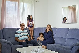 Die Familie Moghaddam-Firouzi in ihrer alten Wohnung in Seedorf, welche sie vor 10 Tagen verlassen musste. Sie fürchten sich als konvertierte, aktive Christen vor einer Rückkehr in den Iran. Die Familie Moghaddam-Firouzi in ihrer alten Wohnung in Seedorf, welche sie vor 10 Tagen verlassen musste. Sie fürchten sich als konvertierte, aktive Christen vor einer Rückkehr in den Iran.