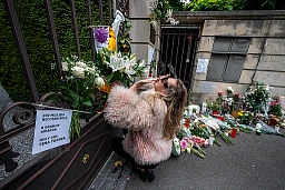 A woman pays her respects outside the estate of late singer Tina Turner following the announcement of her death, in Kusnacht on May 25, 2023.