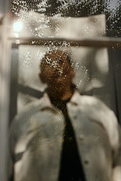 Jacqueline Badran steht vor dem Fenster und schaut hinaus.