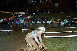 Ein Velofahrer beim Radquer in Hittnau der mit Schlamm bedeckt ist Ein Velofahrer beim Radquer in Hittnau der mit Schlamm bedeckt ist