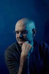 Porträt des Schriftstellers Jonas Lüscher im Studio Porträt des Schriftstellers Jonas Lüscher im Studio