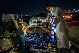 Foto: Stefan Bohrer, Riad, 1.12.23: Ein Mädchen verkauft Fanartikel am Spiel zwischen al-Hilal und al-Nassr FC vor dem King Fahd Stadion in Riad.