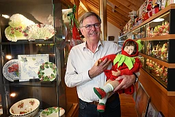 Peter Knup: Seit über 40 Jahren werden bei Knups in Kesswil Beeren angebaut. Vor 35 Jahren begannen der heutige Seniorchef und seine Familie mit dem Sammeln von Erdbeergegenständen. Die Vielfalt der Erdbeeren ist in einem Obergeschoss ausgestellt und kann auf Anfrage besichtigt werden.