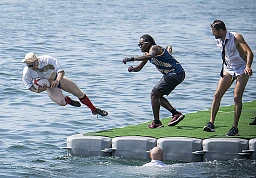 03.09.2023; Lausanne Vidy ; Tournoi exhibition de water rugby à Lausanne Vidy . Insolite, curieux, passionnant et assez drole... Cinq contre cinq sur une plateforme flottante et c'est assez simple il suffit de plonger dans le Léman pour marquer l'essai. Manifestation organisee par le LUC Rugby . Match exhibition entre joueurs du LUC la Fanfare ( avec chemise blanche et cravate) contre les Lasagnes 03.09.2023; Lausanne Vidy ; Tournoi exhibition de water rugby à Lausanne Vidy . Insolite, curieux, passionnant et assez drole... Cinq contre cinq sur une plateforme flottante et c'est assez simple il suffit de plonger dans le Léman pour marquer l'essai. Manifestation organisee par le LUC Rugby . Match exhibition entre joueurs du LUC la Fanfare ( avec chemise blanche et cravate) contre les Lasagnes