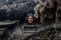 Die Besatzung eines ukrainischen T-64-BM-Panzer auf der Fahrt in Richtung der Frontlinie bei Bachmut.