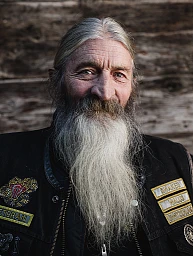 2023-11-16 | Porträt von Stephan Frachebourg vor einem alten Walliser Stadel im Dorfkern von Naters (VS) 2023-11-16 | Porträt von Stephan Frachebourg vor einem alten Walliser Stadel im Dorfkern von Naters (VS)