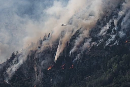2023-07-17 | Ein Löschhelikopter im Einsatz zur Brandbekämpfung kurz nach Brandausbruch. 2023-07-17 | Ein Löschhelikopter im Einsatz zur Brandbekämpfung kurz nach Brandausbruch.