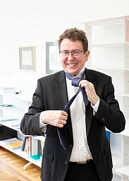 SCHWEIZ - BERN - Interview mit Bundesrat Albert Rösti, SVP, Vorsteher des Eidgenössischen Departments für Umwelt, Verkehr, Energie und Kommunikation (UVEK), bindet sich die Krawatte in seinem Büro - 06. April 2023 SCHWEIZ - BERN - Interview mit Bundesrat Albert Rösti, SVP, Vorsteher des Eidgenössischen Departments für Umwelt, Verkehr, Energie und Kommunikation (UVEK), bindet sich die Krawatte in seinem Büro - 06. April 2023