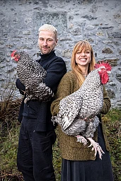 KEHRSATZ - 10.3.2023, Andrea Staudacher und Simon Jäggi, Hühnerhalter, Schweiz © Marco Zanoni / Lunax