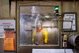 Ein erfahrenes Team leitet den Abbau des Atomkraftwerks. Die Arbeiter tragen Schutzanzüge, die im Gebäude verbleiben müssen. Atomkraftwerk Mühleberg, 27.02.2023