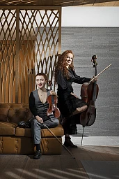 Camille et Julie Berthollet, soeurs prodiges de la musique classique. Violoncelliste et violoniste virtuoses. Crans-Montana, Valais, 7 Mars 2023 © Fred Merz | Lundi13