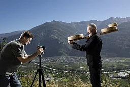 Claude Luisier et son fils Michel - L’affineur star de TikTok. Claude Luisier est devenu une star des réseaux sociaux en racontant ses fromages qu’il affine dans une cave bicentenaire à Leytron. Portrait d’un sexagénaire valaisan suivi par plus de 2 millions de followers. Leytron, 02.10.2023 Claude Luisier et son fils Michel - L’affineur star de TikTok. Claude Luisier est devenu une star des réseaux sociaux en racontant ses fromages qu’il affine dans une cave bicentenaire à Leytron. Portrait d’un sexagénaire valaisan suivi par plus de 2 millions de followers. Leytron, 02.10.2023