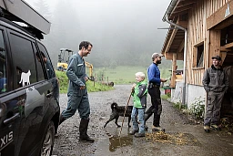 Tierarzt Ralph Landerer ist im Durnachtal in Linthal zur Behandlung in 2017.