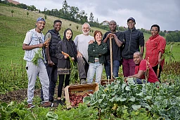 Flüchtlingsgruppe mit Willy Pasche und Iréne Bickel beim gemensamen Gärtnern mit Flüchtlingen. Flüchtlingsgruppe mit Willy Pasche und Iréne Bickel beim gemensamen Gärtnern mit Flüchtlingen.