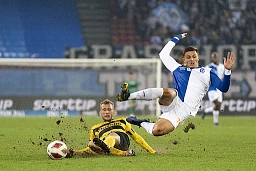 30.09.2023; Zürich; Fussball Super League - Grasshopper Club Zuerich - BSC Young Boys, Fabian Lustenberger (YB) grätscht gegen Elmin Rastoder (GC) (Claudio Thoma/freshfocus) 30.09.2023; Zürich; Fussball Super League - Grasshopper Club Zuerich - BSC Young Boys, Fabian Lustenberger (YB) grätscht gegen Elmin Rastoder (GC) (Claudio Thoma/freshfocus)