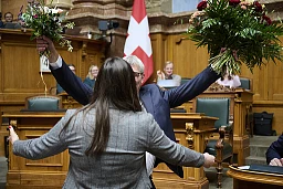 Samira Marti gratuliert Eric Nussbaumer zum NR Präsident.