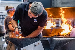 Janik Rüeger beim Schmieden
