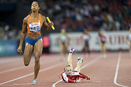 31.08.2023; Zuerich; Leichtathletik - Diamond League - Weltklasse Zuerich, 4x100M Staffel Frauen, Melissa Gutschmidt (SUI) stuerzt auf der Ziellinie gegen Tasa Jiya (NED) (Claudio Thoma/freshfocus) 31.08.2023; Zuerich; Leichtathletik - Diamond League - Weltklasse Zuerich, 4x100M Staffel Frauen, Melissa Gutschmidt (SUI) stuerzt auf der Ziellinie gegen Tasa Jiya (NED) (Claudio Thoma/freshfocus)