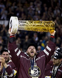 Le gardien Robert Mayer (GSHC) brandit le trophée de champion suisse, après le match entre le Geneve-Servette Hockey Club et le EHC Biel-Bienne comptant pour l'acte 7 de la finale des playoffs de National League, le jeudi 27 avril 2023 à la Patinoire des Vernets, à Geneve (Bastien Gallay / GallayPhoto) Le gardien Robert Mayer (GSHC) brandit le trophée de champion suisse, après le match entre le Geneve-Servette Hockey Club et le EHC Biel-Bienne comptant pour l'acte 7 de la finale des playoffs de National League, le jeudi 27 avril 2023 à la Patinoire des Vernets, à Geneve (Bastien Gallay / GallayPhoto)