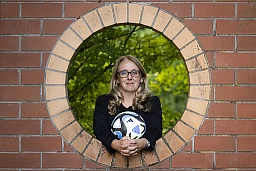 Doris Keller, Direktorin der UEFA Women's Euro 2025 (WEURO2025), posiert fuer ein Portrait am Mittwoch, 20. September 2023, beim Schweizer Fussballverband SFV in Muri bei Bern. Der Zentralvorstand des SFV hat Doris Keller zur Direktorin WEURO 2025 in der Schweiz ernannt. Sie uebernimmt die operative Leitung fuer die Organisation des groessten frauenspezifischen Sportevents in Europa. (KEYSTONE/Anthony Anex)