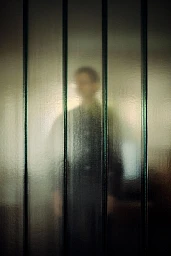 Anonymes Porträt eines Mannes, der fälschlicherweise beschuldigt wurde, seinen Sohn misshandelt zu haben.