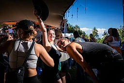 Day Rave auf dem Uetliberg, organisiert von Schampar Scheps.Die Stimmung war Ausgelassen und sehr friedlich Zürich (ZH