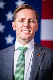 Zu Besuch beim US Botschafter Scott C. Miller in der Konsulat Residenz in Bern.Draussen hin eine große amerikanische Flagge die für den Event aufgehängt wurde.Bern (BE)