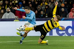 Jack Grealish (Manchester City), Lewin Blum (YB), pendant la rencontre entre les BSC Young Boys et Manchester City, comptant pour la Champions League, le mercredi 25 octobre 2023 au Stade du Wankdorf, a Berne (Bastien Gallay / GallayPhoto)
