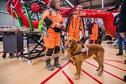 Rega und Deza Rettungshunde Repo im Rega Hangar Hündin Merida mit Silvia Dummermuth ZRH Kloten (ZH)