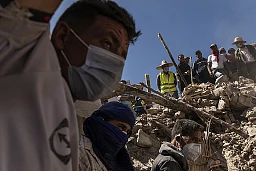 Anwohner eilen zu einer Person, die sie gerade gefunden haben. Leider befand sich der Mann, Said Ben Aid, in der zerstörten Bergdorf Adouz mit 200 Einwohnern, von denen 34 gestorben sind.Das Erdbeben in Marokko hat in den kleinen Dörfern im Atlasgebirge eine Spur der Zerstörung hinterlassen. Hunderte sind tot, ganze Orte und Familien ausradiert. Die Hinterblieben kämpfen verzweifelt ums Überleben.
