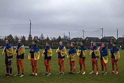 FSC Mariupol spielt gegen FC Epicenter und steht auf dem Spielfeld, während die Nationalhymne in Irpin gespielt wird. FSC Mariupol spielt gegen FC Epicenter und steht auf dem Spielfeld, während die Nationalhymne in Irpin gespielt wird.